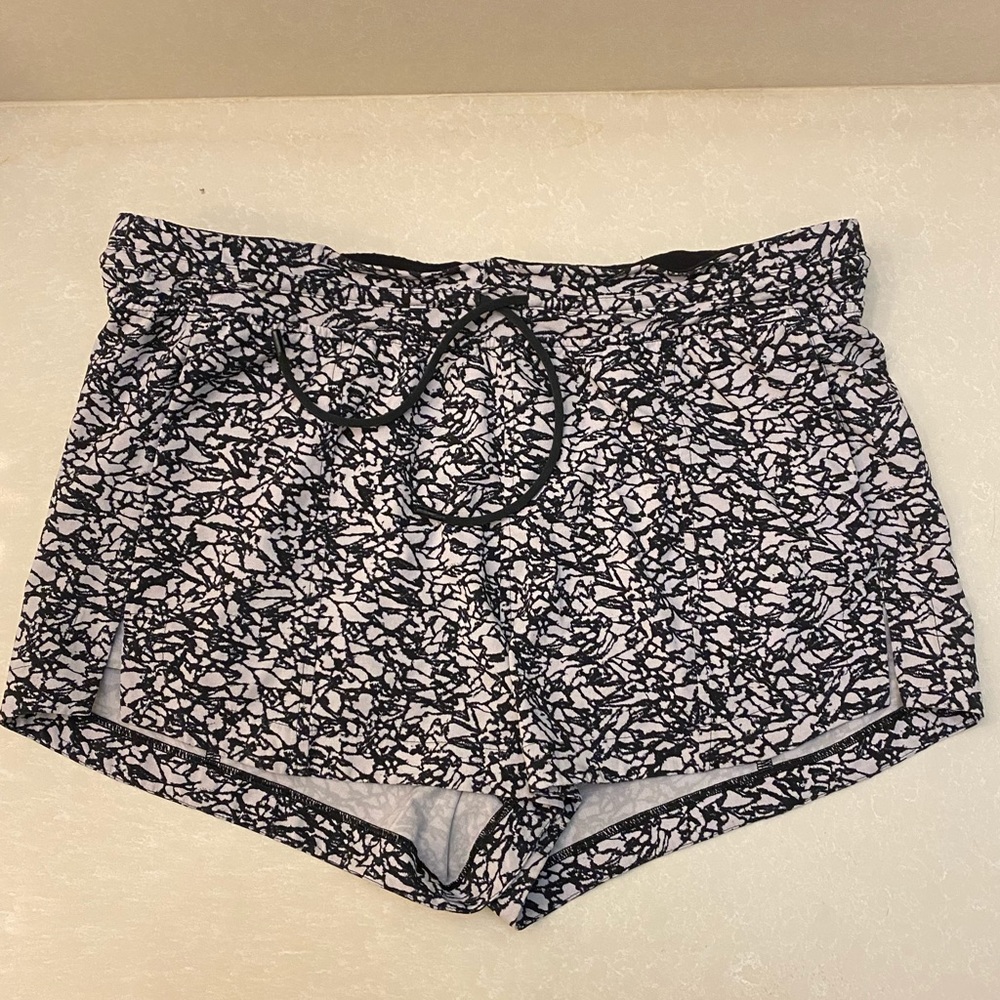 LULULEMON SHORTS - SIZE 8